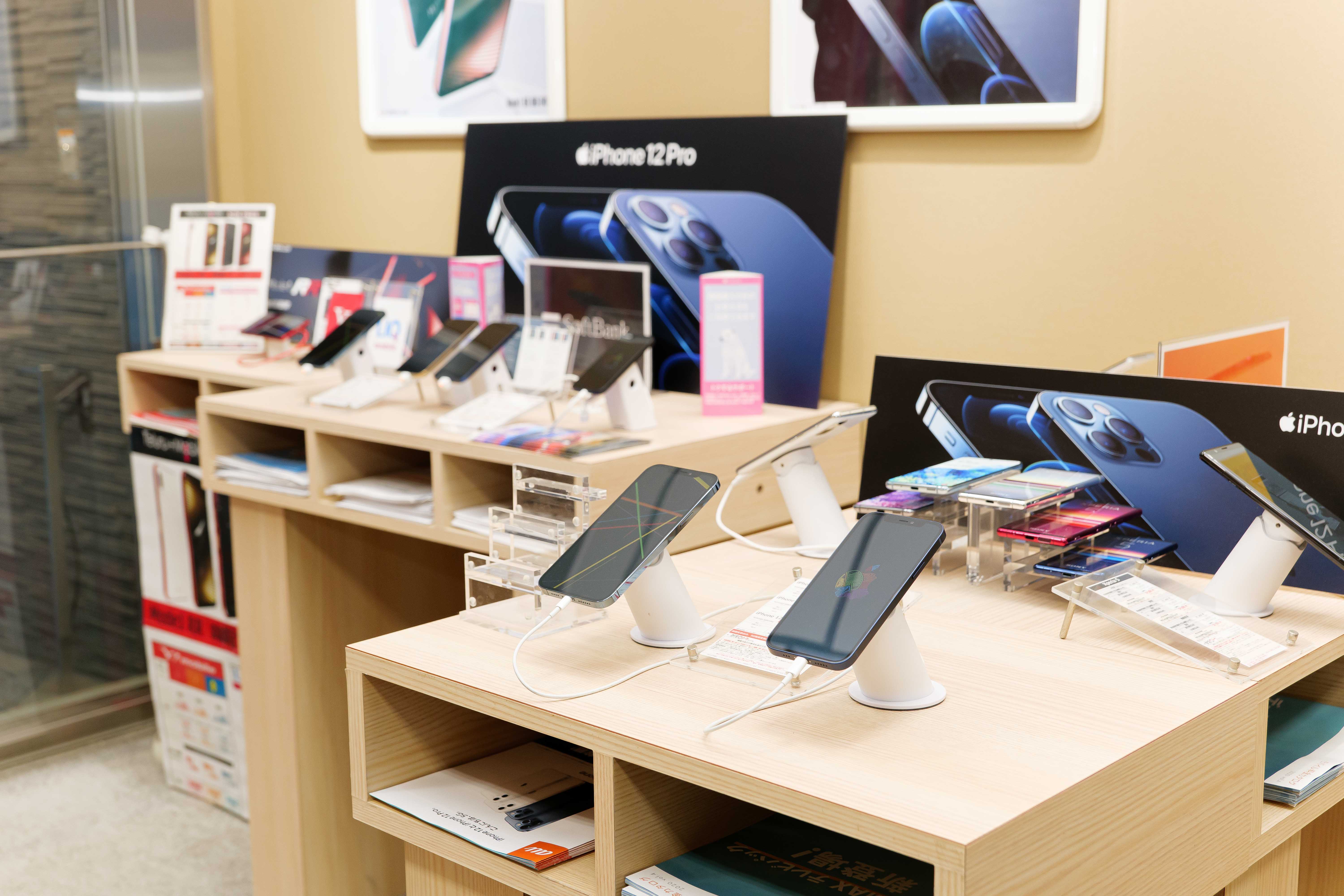テルル店内のスマートフォン展示
